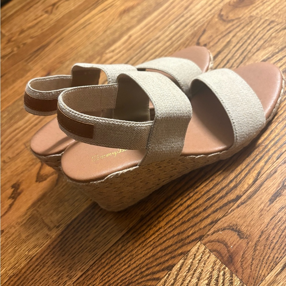 Tommy Bahama Women's Cream and Tan wedges - Picture 2 of 4